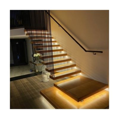 Sich hin- und herbewegende Raumersparnis-Wendeltreppe, geführtes hölzernes sich hin- und herbewegendes Treppenhaus