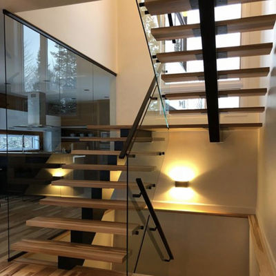 Sich hin- und herbewegende Raumersparnis-Wendeltreppe, geführtes hölzernes sich hin- und herbewegendes Treppenhaus