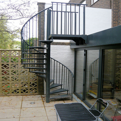 Innen-/moderne gewundene Stahltreppe im Freien mit rostfreier Balustrade