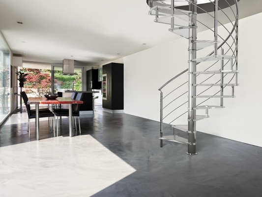 Innen-/moderne gewundene Stahltreppe im Freien mit rostfreier Balustrade