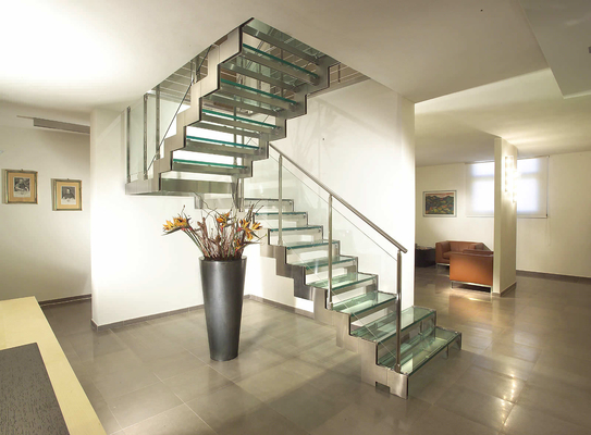 Glasschritt-modernes gerades Treppenhaus mit Edelstahl-Glasgeländer