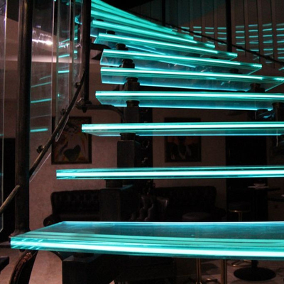 Moderne LED kurvte Stahltreppe besonders anfertigte Luxuspulver-Mantel SUS304