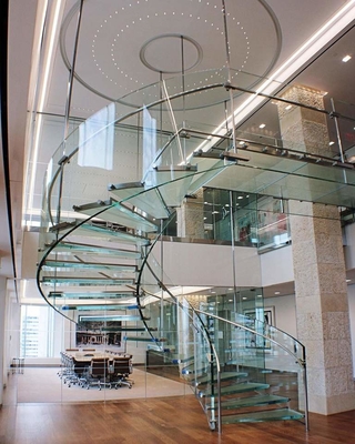 Moderne LED kurvte Stahltreppe besonders anfertigte Luxuspulver-Mantel SUS304