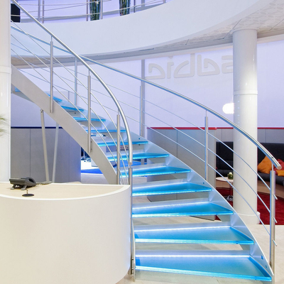 Moderne LED kurvte Stahltreppe besonders anfertigte Luxuspulver-Mantel SUS304