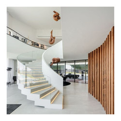 Fertigen Sie die moderne kleine gewundene Innen Treppen-Luxusraumersparnis besonders an