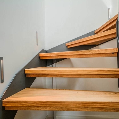 Sich hin- und herbewegende hölzerne Schritt-Bauholz-Treppe befördert gerade für Wohnzimmer mit der Eisenbahn