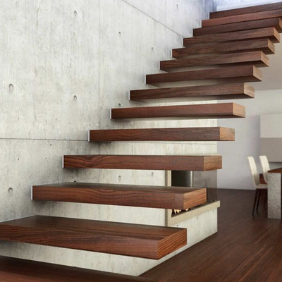 Sich hin- und herbewegende hölzerne Schritt-Bauholz-Treppe befördert gerade für Wohnzimmer mit der Eisenbahn