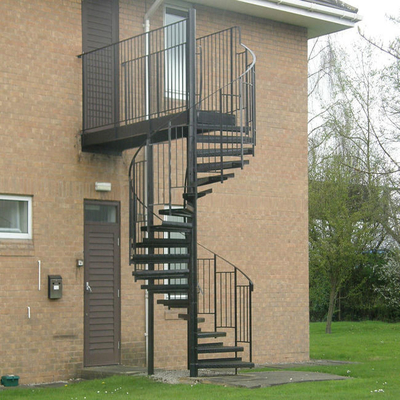 Wendeltreppe aus pulverbeschichtetem Kohlenstoffstahl im Freien, kundenspezifische Größe
