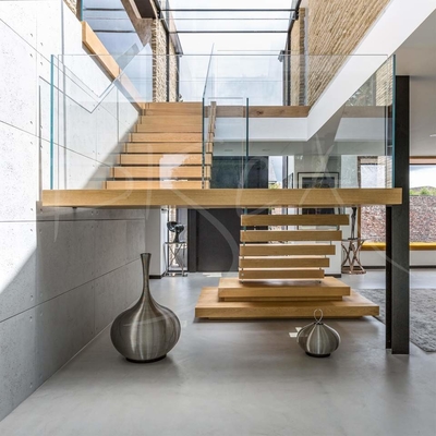 Handelsgebäude-modernes hölzernes sich hin- und herbewegendes Treppenhaus-Design für Innen