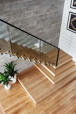 Handelsgebäude-modernes hölzernes sich hin- und herbewegendes Treppenhaus-Design für Innen