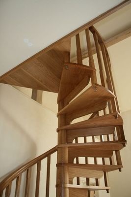 Wendeltreppe aus massivem Eichenholz für den Innenbereich, einfache Installation