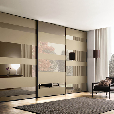 Kundenspezifischer doppelter Schließfach-Wandschrank-Hauptschlafzimmer, das Spiegel-Tür-Garderobe schiebt