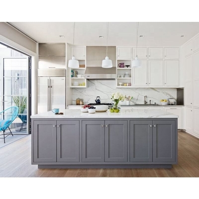 Bereiten Sie vor, um feste hölzerne weiße Shaker Style Modular Wood Kitchen-Kabinette zusammenzubauen