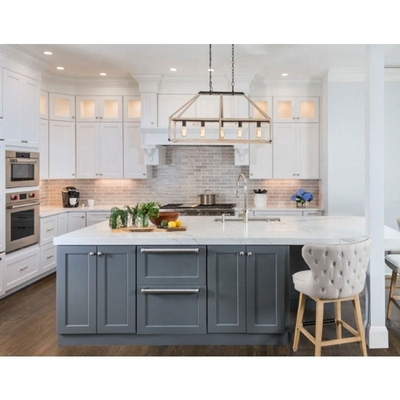 Bereiten Sie vor, um feste hölzerne weiße Shaker Style Modular Wood Kitchen-Kabinette zusammenzubauen