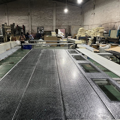 Großhandelszeitgenössisches Aluminiumlandhaus-Stahlschnittgaragentor Tesia