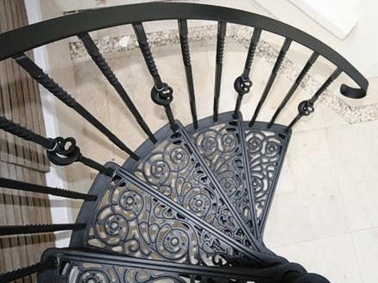 Raumersparnis-Wendeltreppe-Landhaus-Roheisen-Wendeltreppen im Freien