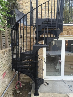 Raumersparnis-Wendeltreppe-Landhaus-Roheisen-Wendeltreppen im Freien