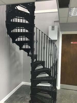 Raumersparnis-Wendeltreppe-Landhaus-Roheisen-Wendeltreppen im Freien