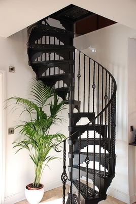 Raumersparnis-Wendeltreppe-Landhaus-Roheisen-Wendeltreppen im Freien