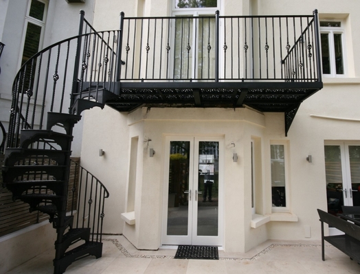 Raumersparnis-Wendeltreppe-Landhaus-Roheisen-Wendeltreppen im Freien