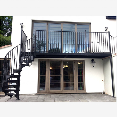 Raumersparnis-Wendeltreppe-Landhaus-Roheisen-Wendeltreppen im Freien
