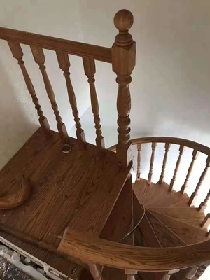 700-1500mm Breiten-Raumersparnis-Wendeltreppe-hölzerne Schritt-Treppe mit Handlauf