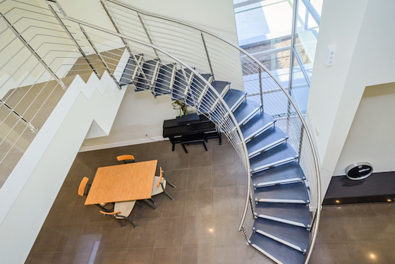Schmiedeeisen-Innentreppen-Geländer-Wendeltreppe-gebogener Geländerdocken-Glashandlauf