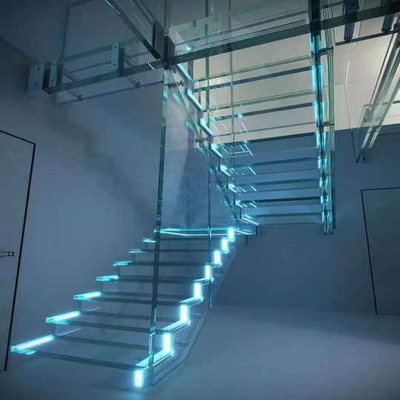 Raumersparnis-Glaswendeltreppe