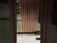 Neue moderne flache Außentür aus Metall mit Sicherheitsstahl und Holz, türkische Tür